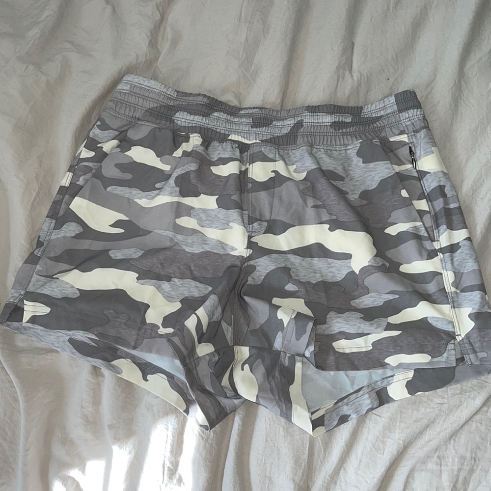 Old navy white camouflage active shorts